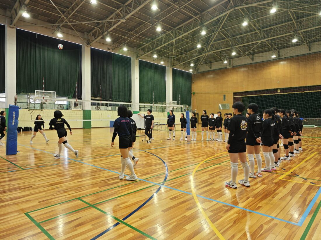 【女子バレーボール部】和泉市立槇尾学園の皆さんと合同練習を行いました。